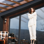 Einfache Installation des Vordachs mit SUNTUF®-Panels